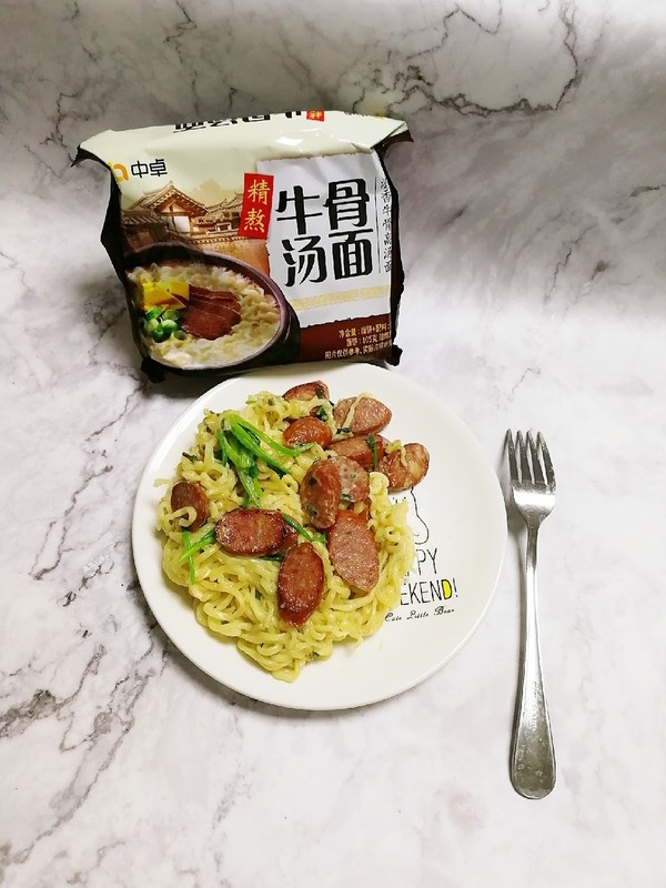 #中卓牛骨汤面#｜芝士肉肠炒面成品图