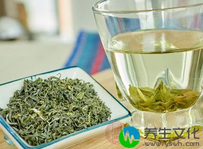 就是用喝完的绿茶茶叶，用纱布包好然后放进冰箱里