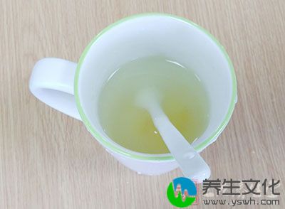 只吃水果或者蜂蜜水，以排清身体毒素