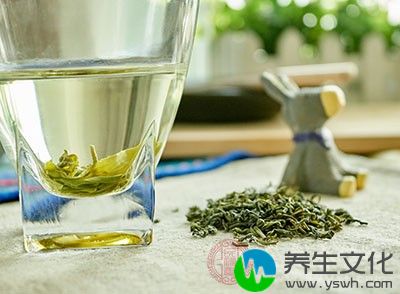 将喝过的绿茶渣，放在浴缸内，注入热水，在绿茶水中浸泡10-20分钟