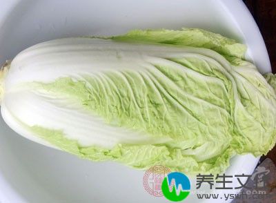 白菜洗净，去叶留帮