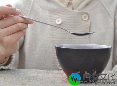 饮水量太少或纤维素食物进量太少造成便秘、胀气