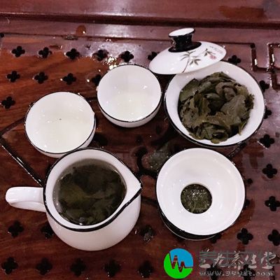 选用新鲜绿茶，将茶叶晒干，碾碎成粉末状