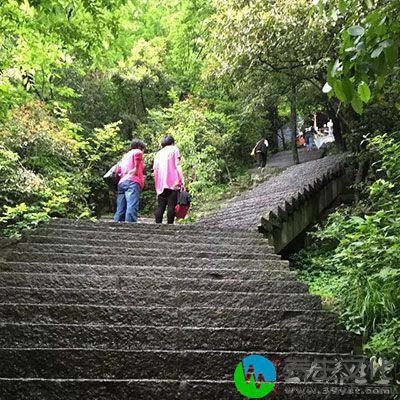 登山可以放松人的心理压力,调节人体紧张情绪的作用