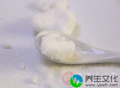 生姜盐水治脚气法：将水烧开，放入姜片，加热数分钟，不烫时洗脚，并搓洗数分钟，不仅除脚臭，脚还感到轻松，可消除疲劳