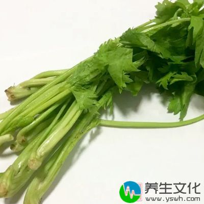 芹菜中含有丰富的B族维生素，能分解酒精，有效缓解酒后脸红