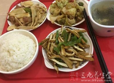 自己带饭要讲究混搭 4个诀窍让白领吃上健康午餐