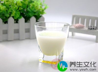 首先就是要喝鲜奶：每日250-500g