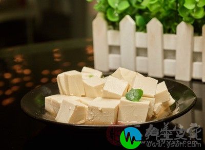 豆腐切块后，用沸腾的淡盐水焯水