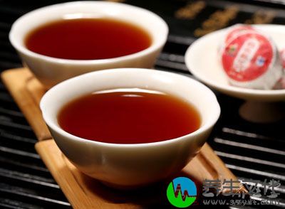 用丁香、柿蒂的煎煮液200ml泡茶饮用，冲饮至味淡