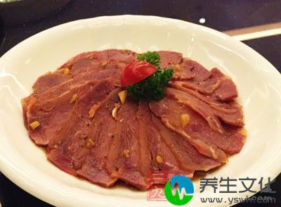 避免用手挤压，一周内禁食海鲜、辛辣、牛羊肉，烟酒等刺激性食物