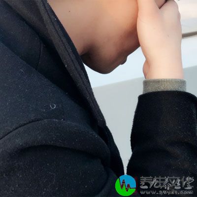 下巴过尖的男性大多数是善于在嘴上做事，常常是嘴勤身子懒的人