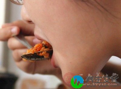 而常常吃像坚果、炒豆子、鱿鱼丝、口香糖这种坚硬或者难嚼的食物就要动用咬肌