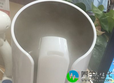 许多OL都会在办公室准备一个加湿器