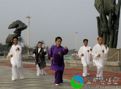 身体慢慢下蹲，两脚相距与肩宽