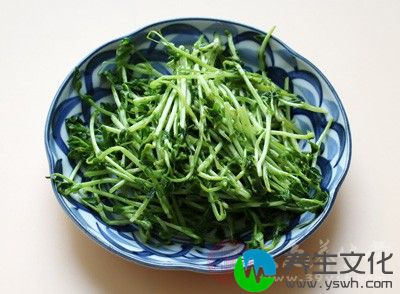 有些蔬菜在做菜馄饨、包子的馅心时，需把蔬菜斩细