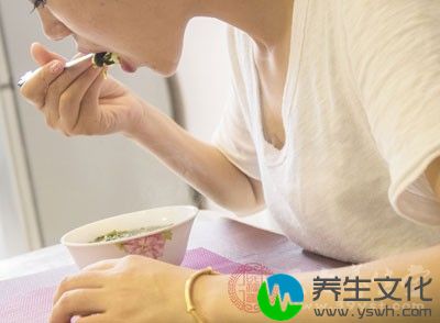 有些女性为了保持身材，经常使用进食量过少节食来进行减肥