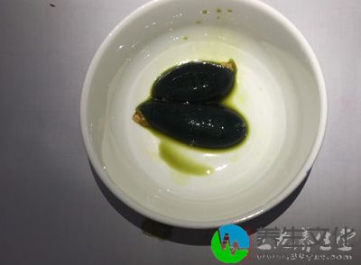 鱼胆的胆汁中含有的毒素，即使吃的量少也可能导致中毒