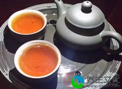 错误四：进餐时大量喝浓茶