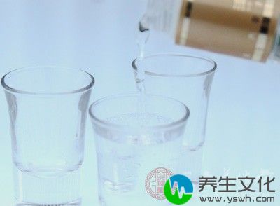 湿热下注黄带者，应禁食醋类、酒类、酸性食物以及辛辣刺激性食物等