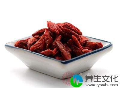 　另外，除了单独用枸杞子泡水喝之外，大家还可以添加一些其他的食材