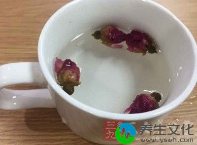 玫瑰花半杯，伏特加1小匙，白开水1小杯