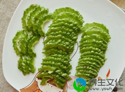 在烹调生菜、沙拉、西瓜、大白菜、苦瓜等时，最好加入葱、姜，以降低蔬菜的寒凉性质