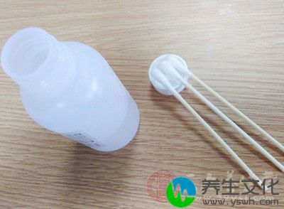 可用无菌盐水或医用酒精擦拭