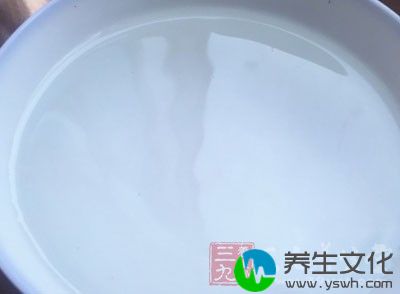 具体方法：用白醋捣入中药白术适量调和，密封浸泡一星期