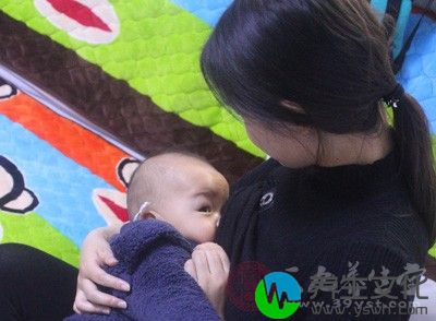 其实母乳哺乳绝对是一个很好的防止女性卵巢过早的衰退的方式