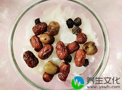 银耳在食用前一定要用冷水浸泡(全部发起来)