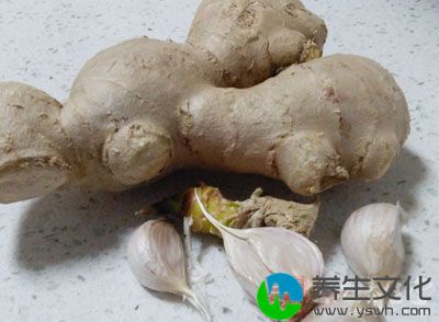 苦瓜2根，姜3片，干辣椒3个，糖1茶匙，醋2茶匙，盐3克，油10毫升