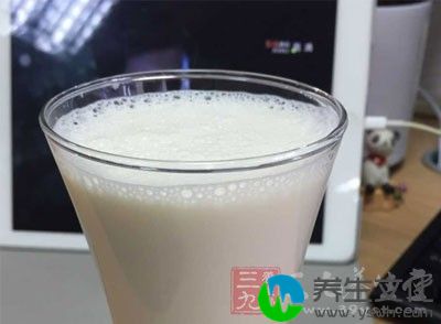 准备一小杯鲜奶，用蒸气蒸脸，将化妆棉吸满鲜奶