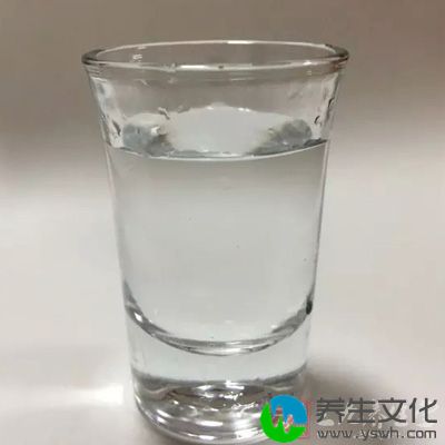 直接喝烈性酒，或一天喝4两以上白酒，大口喝啤酒等，都是容易招致癌症的饮酒方式