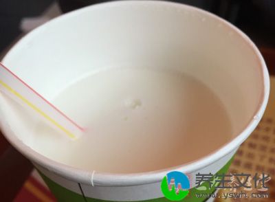 用喝剩下的牛奶泡面膜纸缚脸