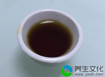 用白酒750ml浸泡，每隔2日将药酒摇动振荡数次