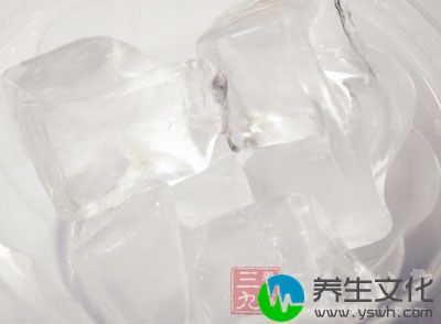 绿茶粉1包(约7g)、热水20cc、豆浆200cc、冰块少许