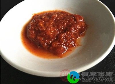 让辣椒和酱充分结合后，会透出红亮的油，加入味精出锅