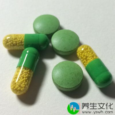 喉咙痛的人要先消炎然后在去吃东西，生活中有很多的消炎药物