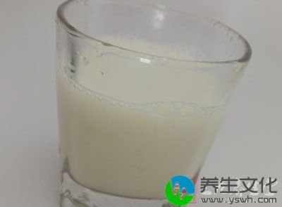 牛奶里面含有大量的乳蛋白，对我们的身体有很大的好处