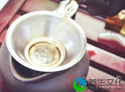 茶叶、红糖各适量。煮浓茶一碗，去渣，放红糖溶化后饮。每日一次