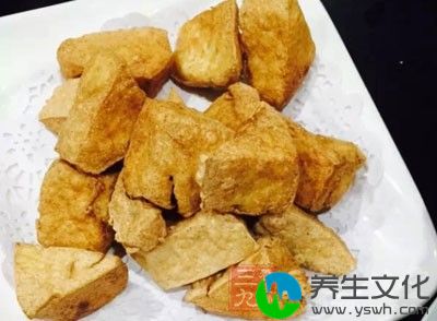 将臭豆腐对角切块放入盘中，淋上拌匀的调味料1，搭配少许泡菜即可食用