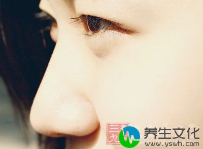 把胡萝卜榨汁，早晚洁面后