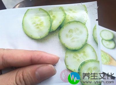 撕剥面膜加把劲撕剥面膜的使用要根据自己的肤质状况来定