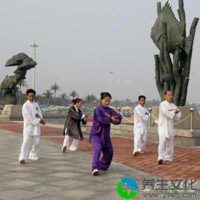 初次学习太极拳的中老年人，常会感到两腿酸疼