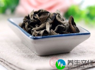 鲜木耳：鲜木耳中含有一种光感物质