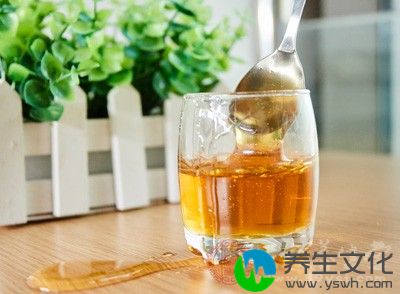 晚上睡前喝一杯温的蜂蜜水