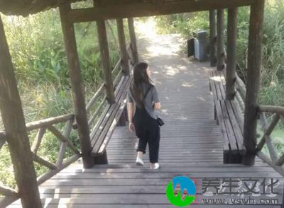 见到女性就生气思慕的心，拜倒石榴裙下