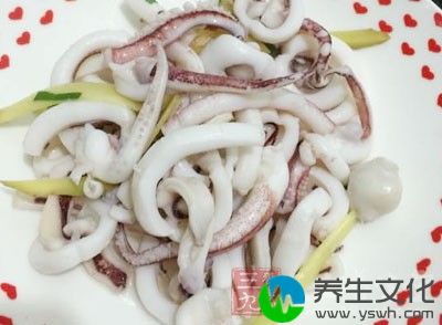 鱿鱼，蒜苗，青椒丝