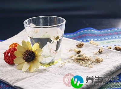 枸杞子+菊花:用热水冲泡饮用